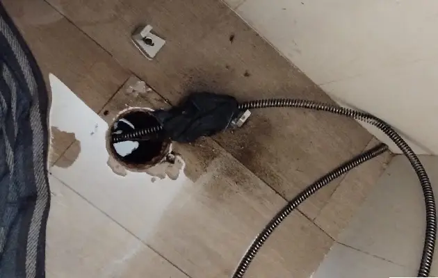 cables de asero con un trapo enredado que salio del trenaje quitando el tapon del drenajes