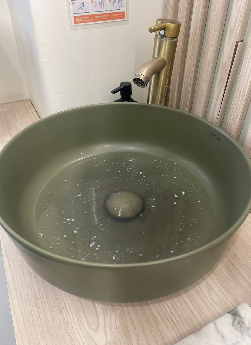 Lavamanos tapado con agua que no se ba por tapon en el drenajes